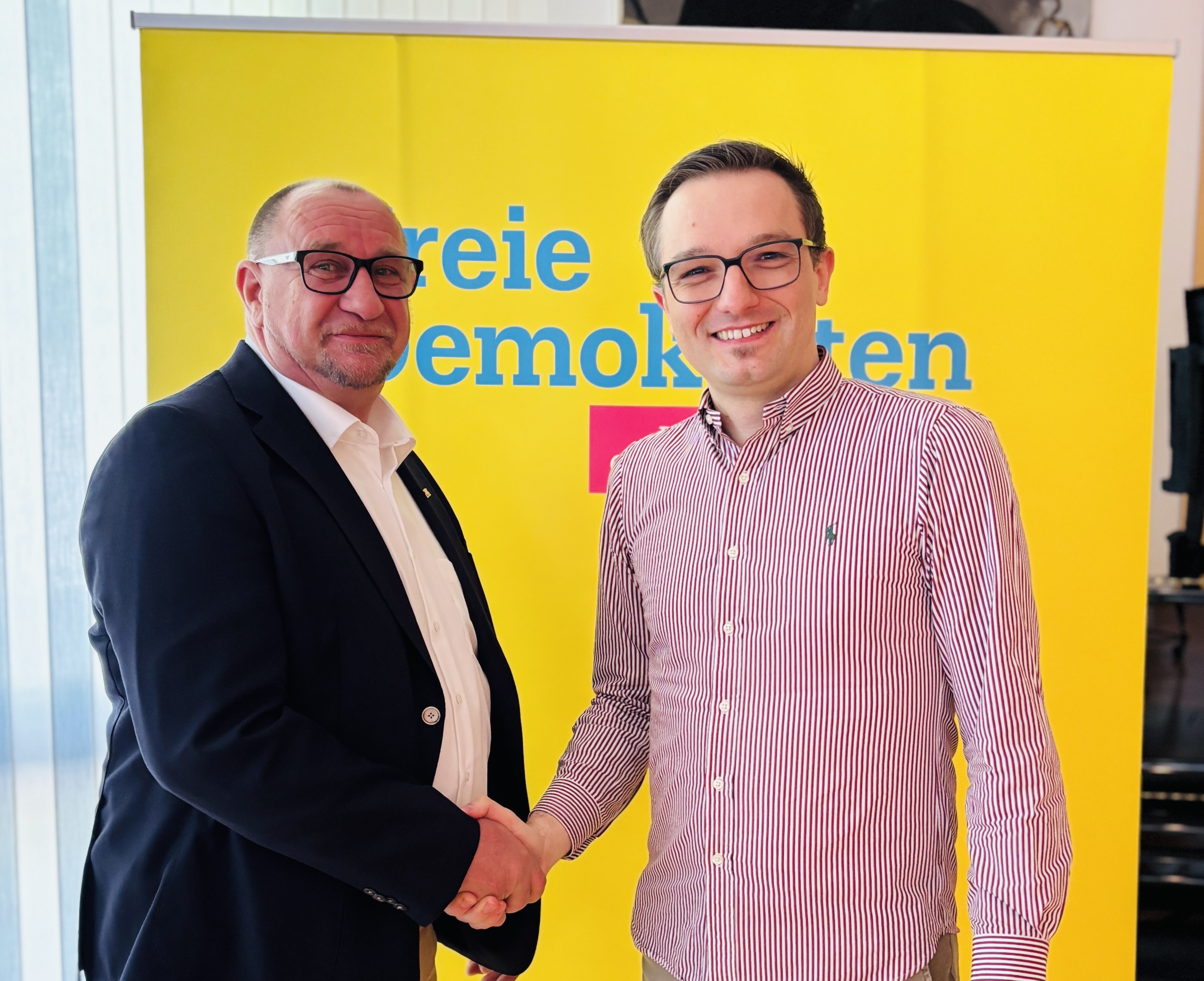 Bezirksvorsitzender Benjamin Strasser gratuliert Klaus Hoher, MdL zur Spitzenkandidatur