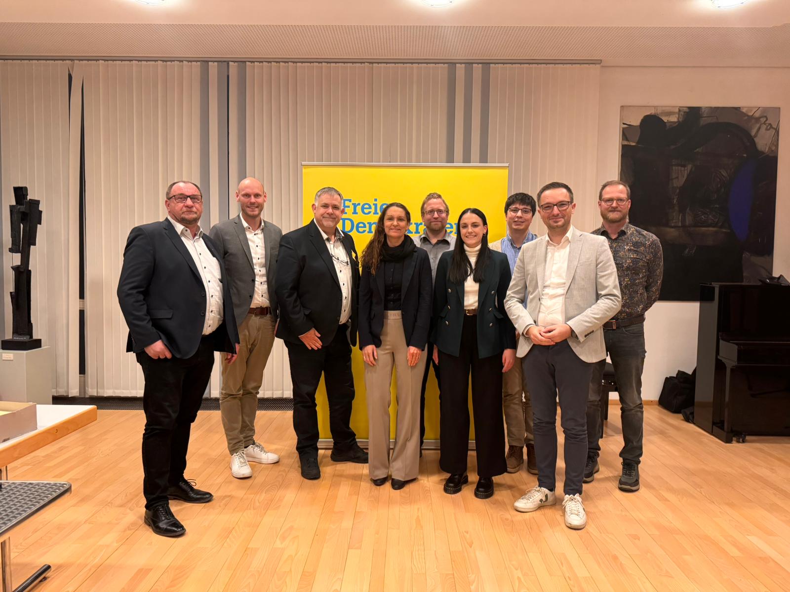 der Bezirksvorstand posiert für ein Gruppenfoto.