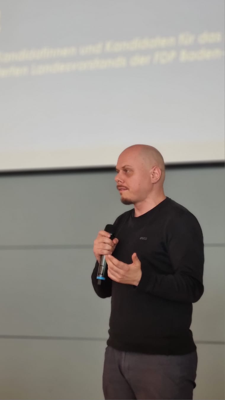 Roland Fink am Mikrofon
