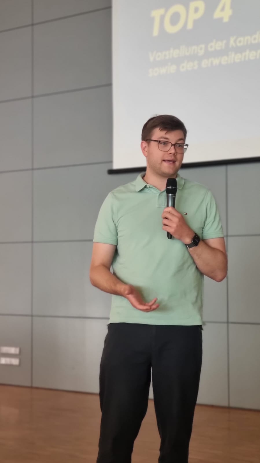 Tim Nusser am Mikrofon
