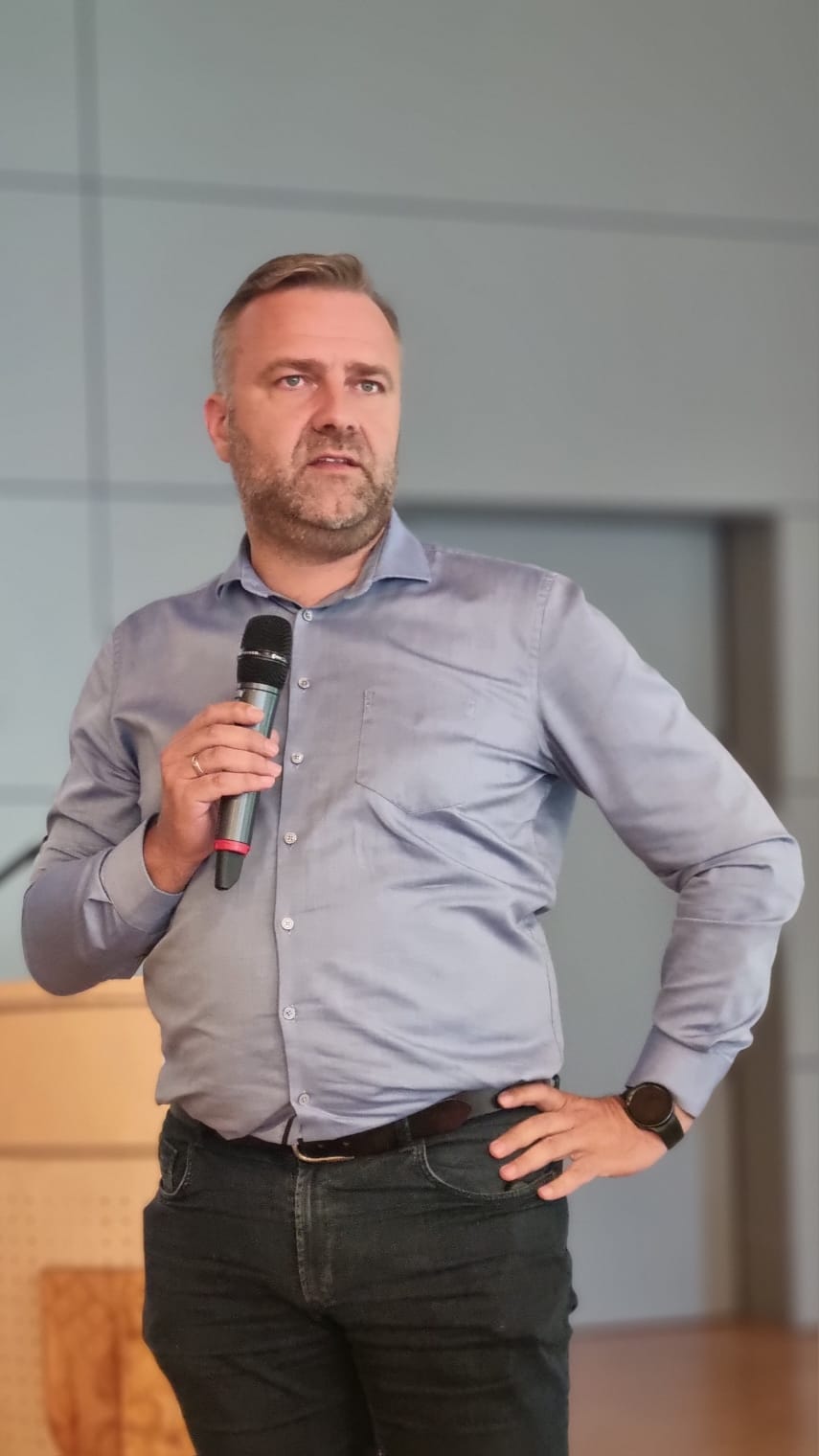 Christian Steffen-Stiehl am Mikrofon