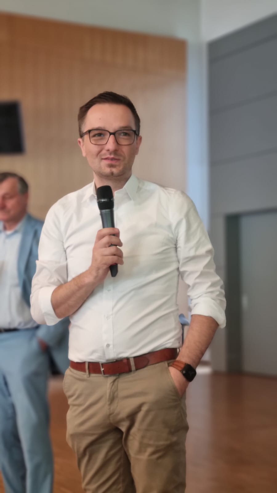 Der Bezirksvorsitzende Benjamin Strasser begrüßt die Mitglieder