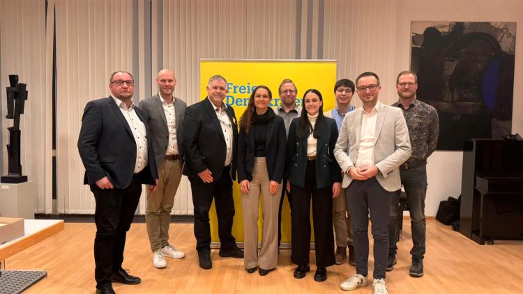 der Bezirksvorstand posiert für ein Gruppenfoto.