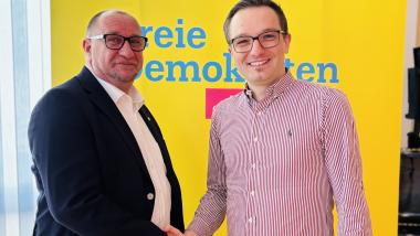 Bezirksvorsitzender Benjamin Strasser gratuliert Klaus Hoher, MdL zur Spitzenkandidatur