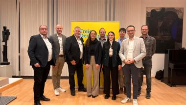 der Bezirksvorstand posiert für ein Gruppenfoto.